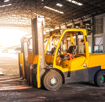 Empilhadeira elétrica para movimentação interna de cargas