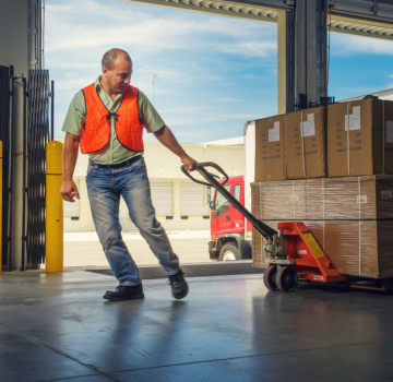 Paleteira elétrica para movimentação de pallets em espaços confinados